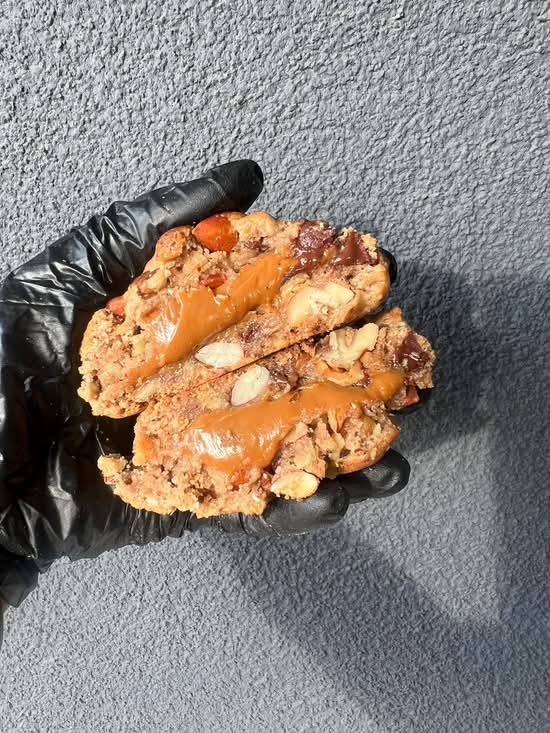 Clásica de Caramelnut abierta con relleno de manjar